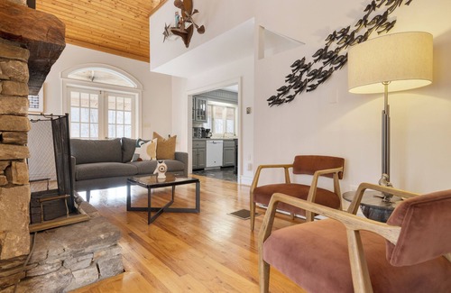 Mars Hill House | Hamersmith Hollow Retreat Estate | Private Pond, Large Yard | Main+Guest House