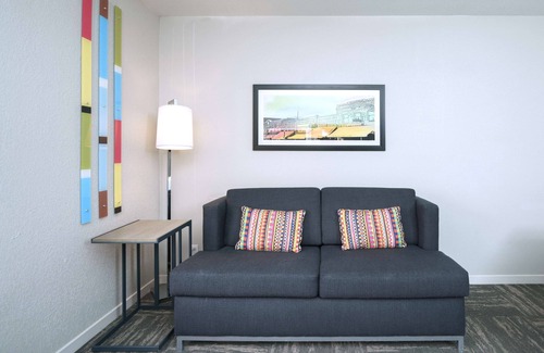 Hays Hotel | Hampton Inn Hays-North of I-70