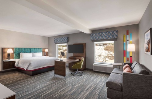 North Glenmore Hotel | Hampton Inn & Suites by Hilton Kelowna Airport