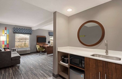 North Glenmore Hotel | Hampton Inn & Suites by Hilton Kelowna Airport