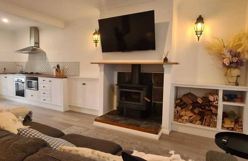 Oberon House | Hampton Lodge Oberon - luxury country home with fireplace and bathtub