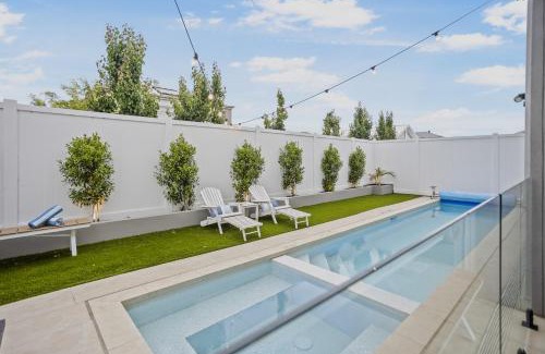 Torquay Villa | Hamptons in Torquay - 5 bath, Pool, Spa & Theatre!