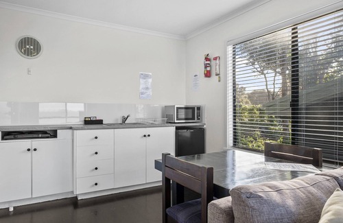 Rocky Hills Apartment | Hamptons on the Bay - Cabin with Balcony