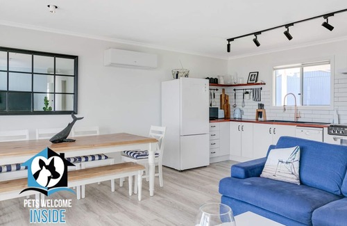 Middleton House | Hamptons Style Beachside Retreat with Brilliant Ocean Views!