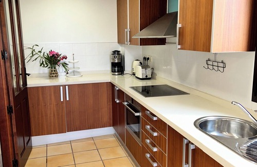 Hacienda del Alamo Apartment | Hancinda Sleeps 4 With Free Parking