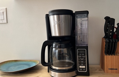 Greater Wilshire - Hancock Park Apartment | Hancock Park Private City Retreat w/Balcony, Shops, Restaurants & Paramount