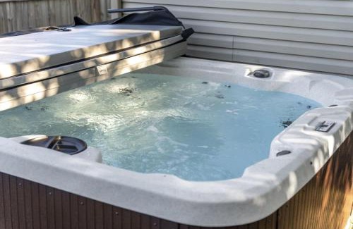 Columbus House | Hanford House w Hot Tub,Sauna,Bar