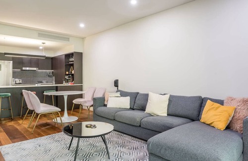 Greenslopes Apartment | Hanlon Park Escape 250m to Stones Corner Village