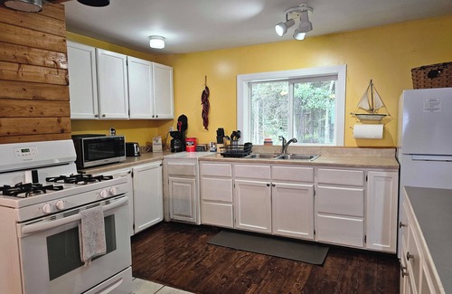 Kenny Lake Cabin | Hannah's Hideaway: 3 Bedroom Rural Cabin