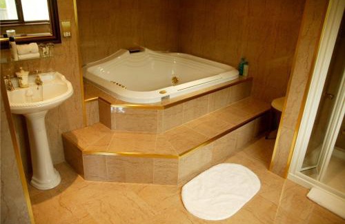 Ballymacarbry House | Hanora's Cottage Guesthouse and Restaurant