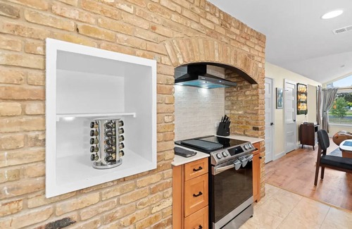 Springwoods House | Happiness machine; Pool & h. tub, Domaine 10 min Downtown 20 minutes