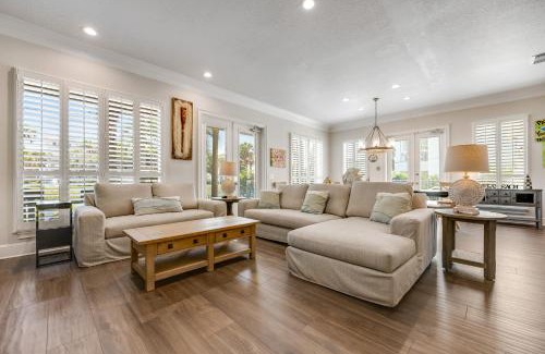 Crystal Shores House | Happy Hours