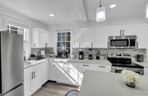 Liberty City House | Happy House Miami! 3 Bedroom close to Wynwood! 1 King, 3 Queens - 8 adults!
