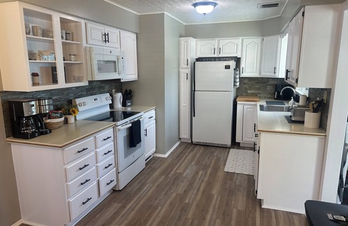 Auburn Hills House | Happy-Little-House: Clean, Cozy, Cute! King Bed & Family-Friendly. A+ Location.