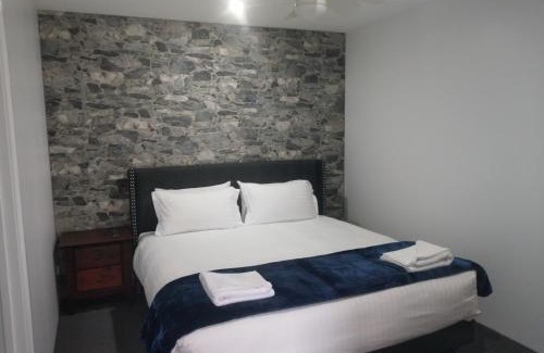 White Hills Hotel | Happy Wanderer Motel Bendigo CHILDREN NOT PERMITTED over 18s only