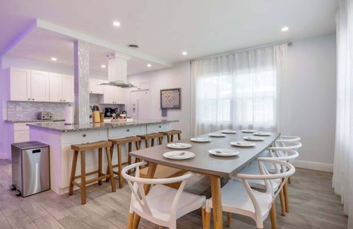 Largo House | Harbor Retreat Family Oasis w/Heated Pool, Games & Dining for 10 Near Beaches