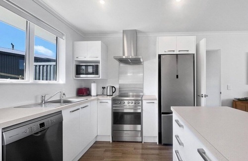 Duvauchelle House | Harbour View 3-Bedroom Retreat