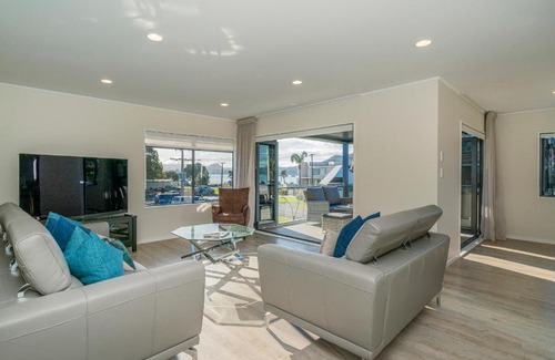 Whangamata House | Harbour View - Whangamata Holiday Home