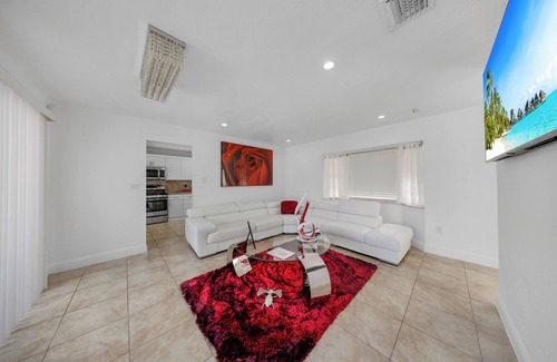 Miami Gardens House | Hard Rock Stadium 5 min Home Pool Retreat