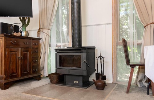 Gembrook Ski Chalet | Harem Cottage Gembrook - Spa Bath & Wood Fireplace