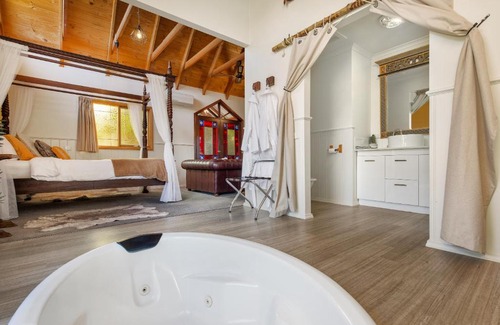 Gembrook Ski Chalet | Harem Cottage Gembrook - Spa Bath & Wood Fireplace