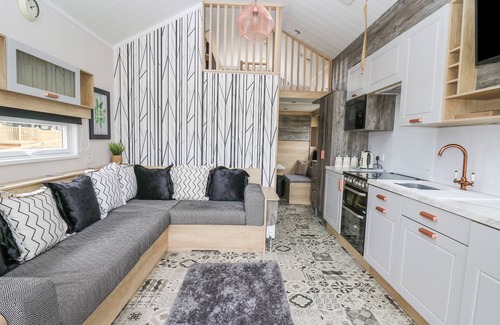 Llandrindod Wells Cottage | HARES REST, family friendly, with hot tub in Rhayader