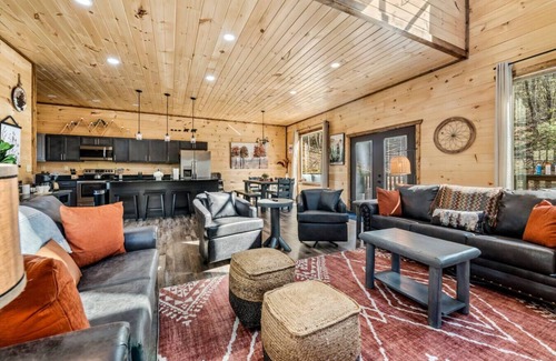 Sevierville Cabin | Harold's Hideaway: Luxe Cabin w/Privacy! Hot Tub* Fireplace + Firepit