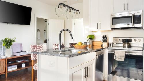 Chestnut Hill Apartment | Hart Suite Buyout 2 by AvantStay Two Nashville Town Houses w Stunning Amenities Design