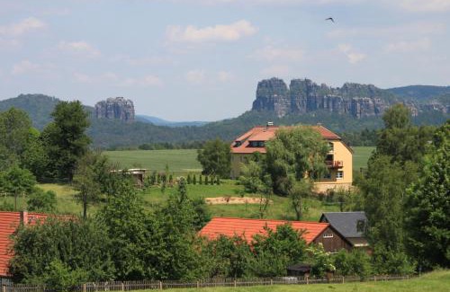 Kleinhennersdorf House | Haus of Lords