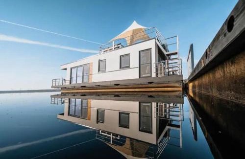 Vetschau/Spreewald Boat Rental | Hausboot Queen oder King