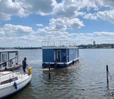Luebeck House | Hausboot Snowbird Lübeck mit großem Sonnendeck
