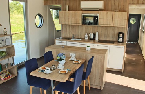 Ueckermuende House | Hausboot Ueckermünde - Ihr Besonderer Urlaub auf dem Wasser