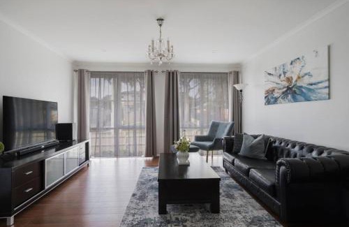 Frankston House | Havana Edge - Pet-friendly Garden Retreat near Beach