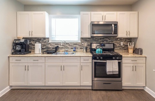 Hawthorne Apartment | Hawthorne 2Bed, Laundry In-Unit, Pets OK, Parking, Fios, Separate Entrance, Safe