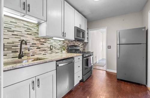 Ames House | Hazel St · The Hideaway on Hazel- Hot Tub, Firepit & Big yard