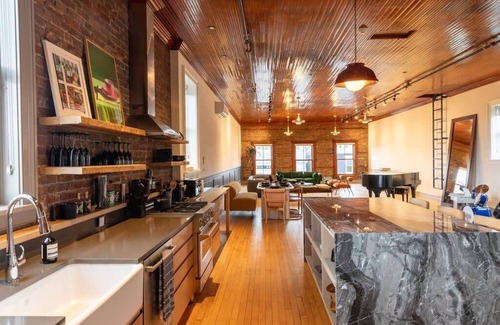 Hudson House | HC Turner Building: Expansive Loft in Hudson