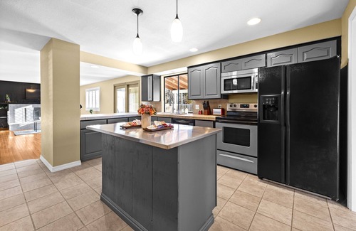 Hillcrest House | Heart of Boise*Airport*Entertainer| Game Room & Hot Tub
