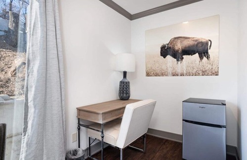 Parkville Apartment | Heart of Parkville Stay on Main+KingBed|Shop