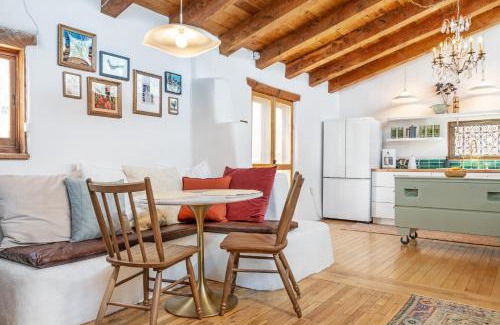 West Manhattan House | Heart of Santa Fe - Adorable Hideaway - King and Queen - Walk to Everything - Fireplace - AC