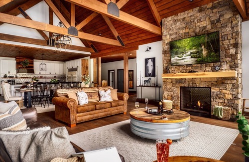 Pittman Center Cabin | Heated Pool, Sauna, Yard, Perfect 4 celebrations and weddings!