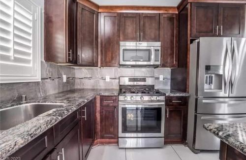 Las Vegas House | Heated Salt Pool, BBQ, Movie Projector, Stereo, Billiards Table, Arcade Game, Darts - Stone Sanctuary NW at Childrens Memorial Park, Pool Heat Optional