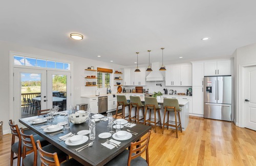 Culpeper House | Heated Saltwater Pool~Huge Arcade~Theater~100" TV~Hot Tub~King Beds