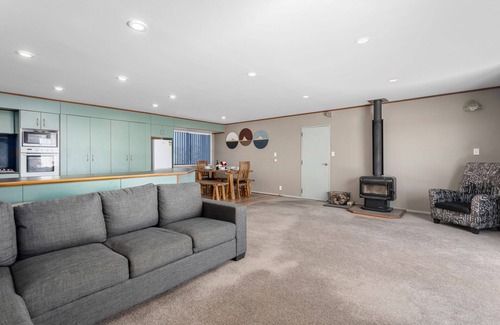 Whakatane House | Heavenly on Riverside - Whakatāne Holiday Home