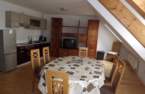 Floß Apartment | Helle Dachstudio Fewo mit moderner Einbauküche