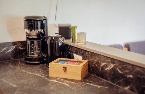 Konigheim Apartment | Helle Ferienwohnung mit Voll Ausgestatteter Küche