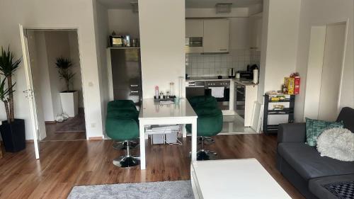 Bielefeld Apartment | Helle mit Balkon 5 Minuten zum Pool 60q central ,otopark ,Netflix
