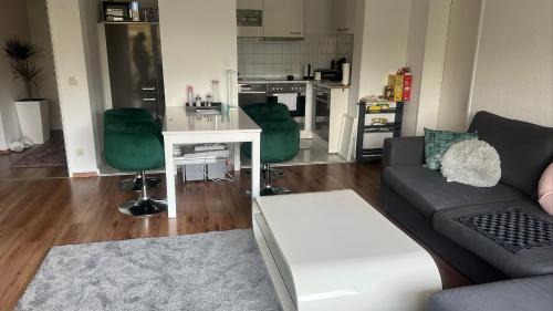 Bielefeld Apartment | Helle mit Balkon 5 Minuten zum Pool 60q central ,otopark ,Netflix