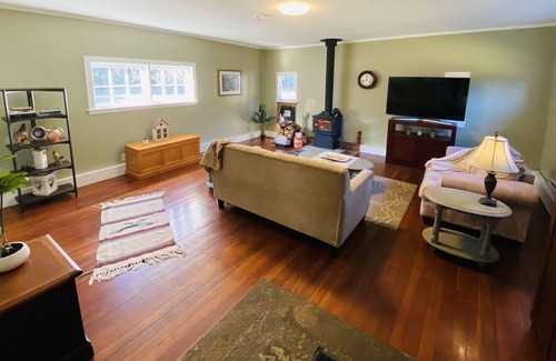 Courtenay Cottage | Heritage Cottage on the Creek