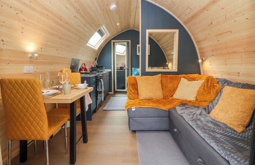 Oswestry Cottage | HERON POD, romantic, with hot tub in Trefonen