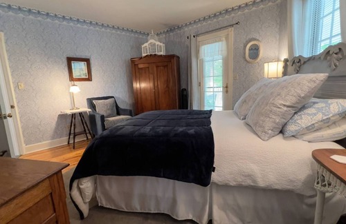 Pentwater Bed & Breakfast | Hexagon House Bed and Breakfast - Russell Room